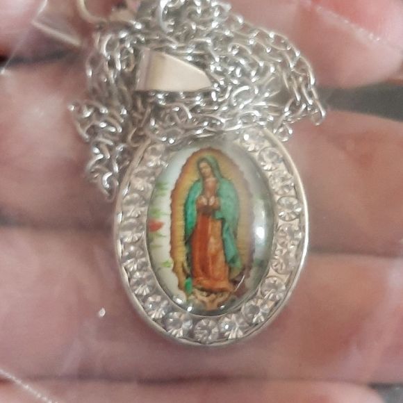 Silver titanium virgin mother Mary crystal medallion necklace new - Picture 2 of 3